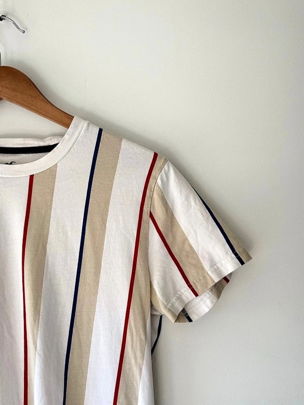 Hollister Striped Short Sleeve Tee in White & Beige Size Small